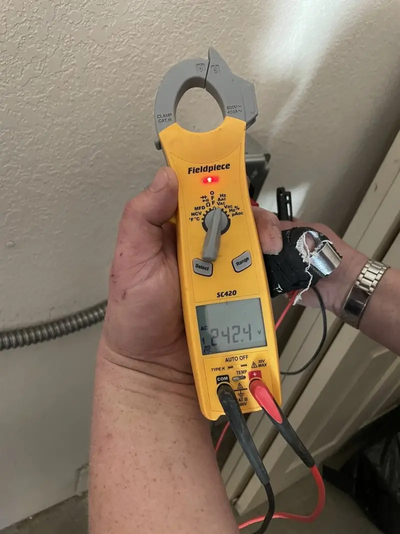 Voltage testing with clamp meter during Circuit Breaker Repair in Hamburg